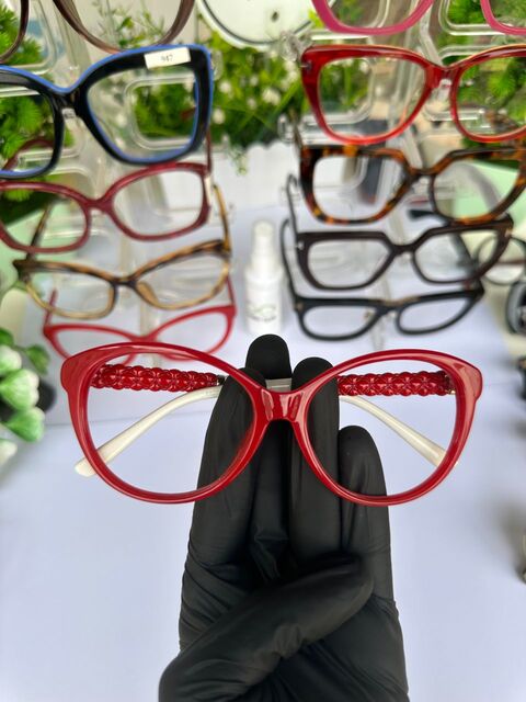 Monture Rouge Cat Eye Arrondie – Élégance Féminine et Style Glamour